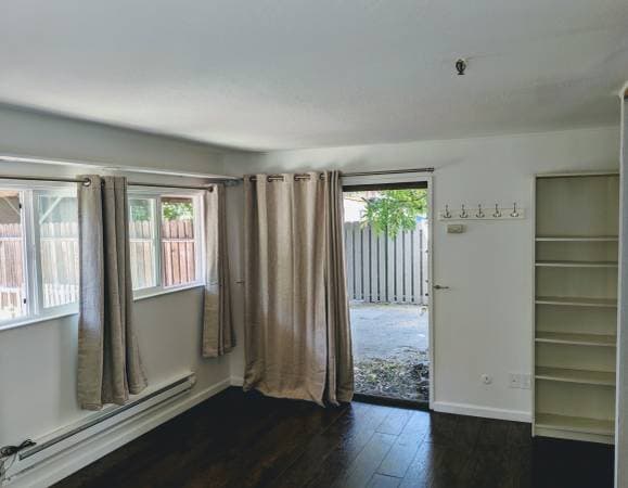 1 Bedroom House with Private Parking  Outdoor Storage photo 1