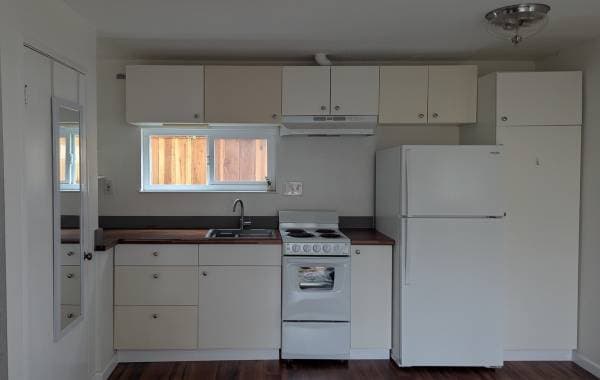 1 Bedroom House with Private Parking  Outdoor Storage photo 2