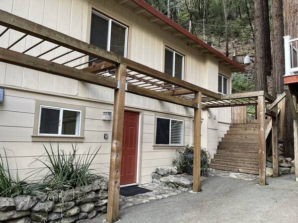 2BR/1BA Duplex on B Foothill Blvd · Rio Nido photo 2