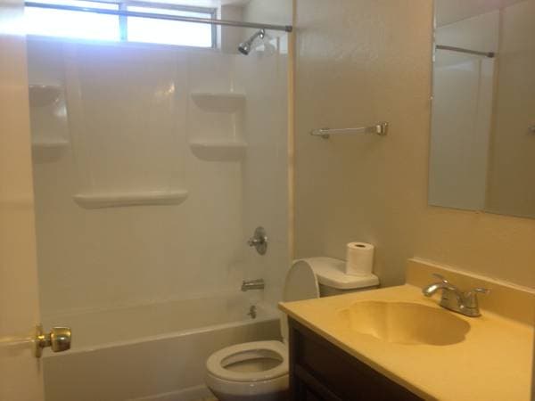 2BR/1BA Apartment · Lakeport photo 3