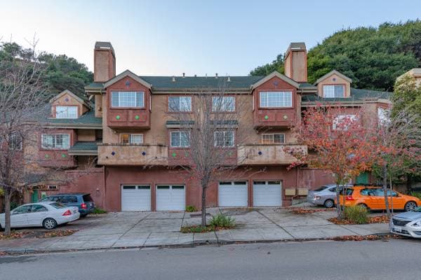 3BR/2BA Apartment on Caldecott Lane · Oakland photo 1