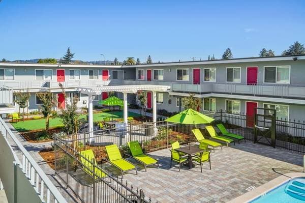 2BR/1BA Apartment on Santa Maria Avenue · Hayward photo 2