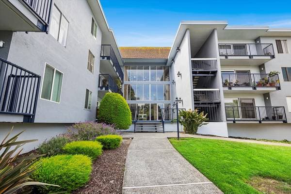 1BR/1BA Condo on Shorepoint Ct · Alameda photo 1