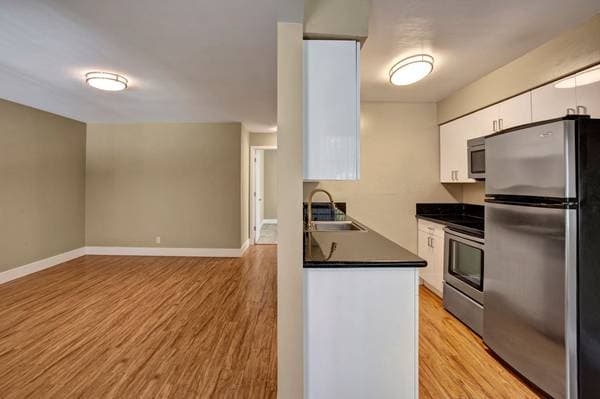 600 Whisman photo 2