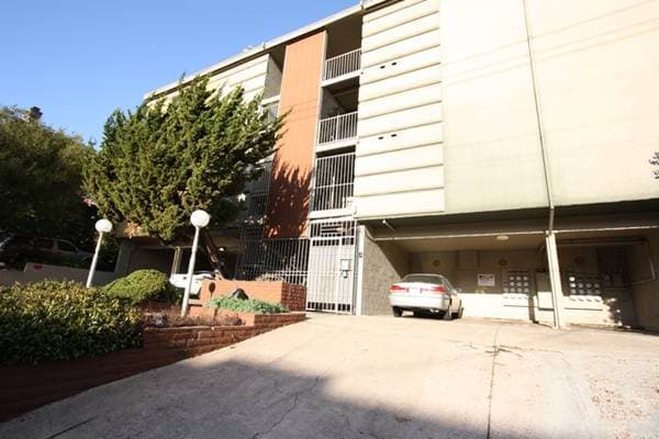 1p008 - Moss Manor Apartments photo 3