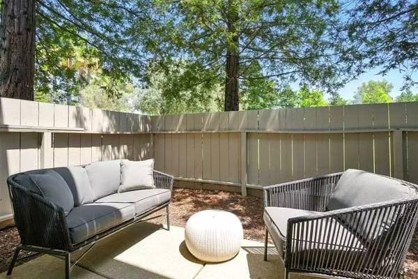 2BR/1BA Apartment on Lakeville Cir · Petaluma photo 1
