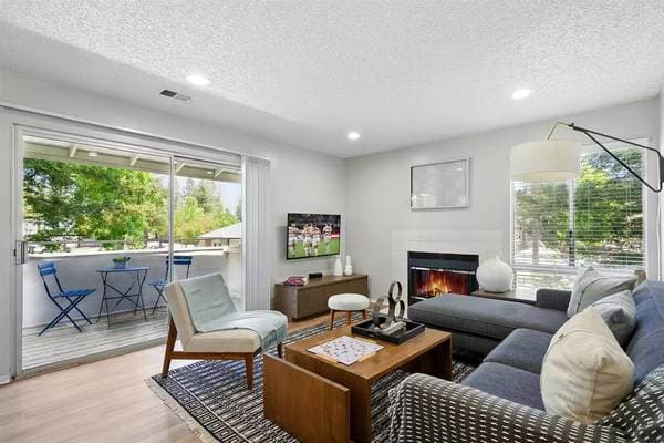 3BR/2BA Apartment on Lakeville Cir · Petaluma photo 5