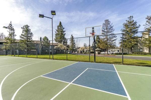 2BR/1BA Apartment on Lakeville Cir · Petaluma photo 5