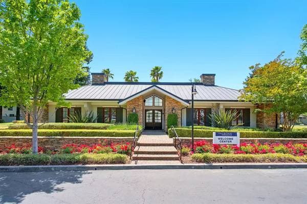 2BR/1BA Apartment on Lakeville Cir · Petaluma photo 5