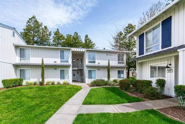 3BR/2BA Townhouse on Lakeville Cir · Petaluma photo 1