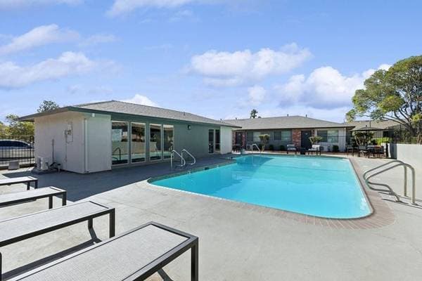 2BR/2BA Apartment on Fairfield Avenue · Fairfield photo 2