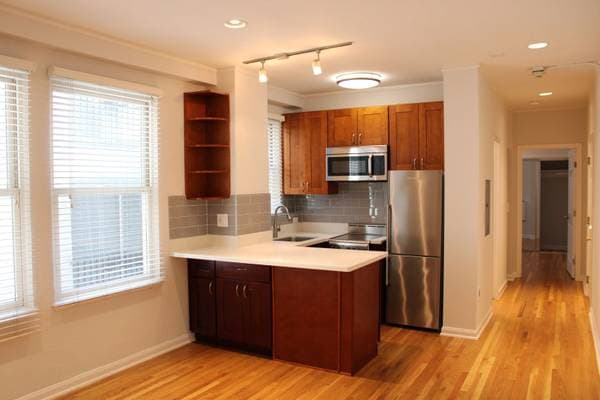 Apartments on Lakeshore · Oakland photo 2