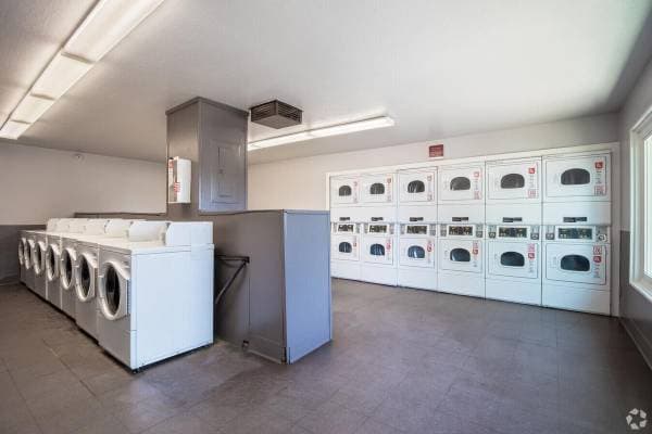 2BR/1BA Apartment on Delta Fair Blvd · Antioch photo 5