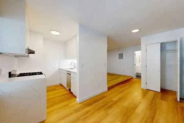 2425 Buchanan photo 2
