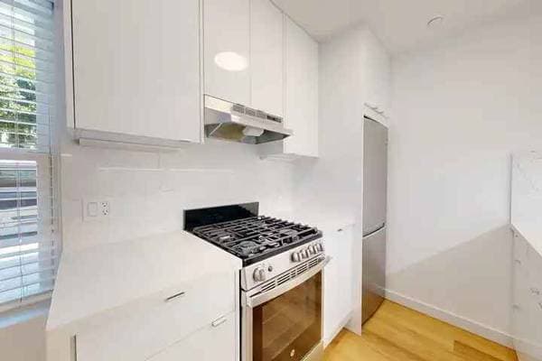 2425 Buchanan photo 3