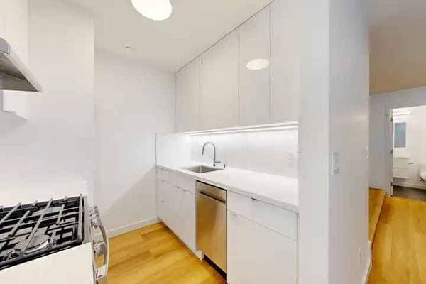 2425 Buchanan photo 4
