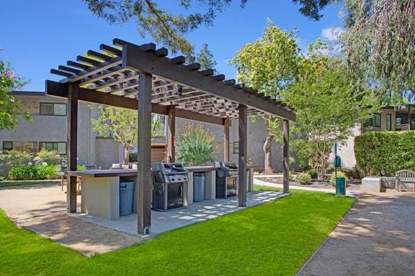 2BR/1BA Apartment on Whisman · Mountain View photo 2