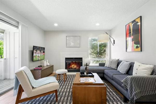 2BR/1BA Apartment on Lakeville Cir · Petaluma photo 5
