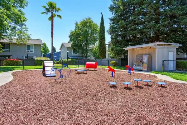 3BR/2BA Apartment on Lakeville Cir · Petaluma photo 2