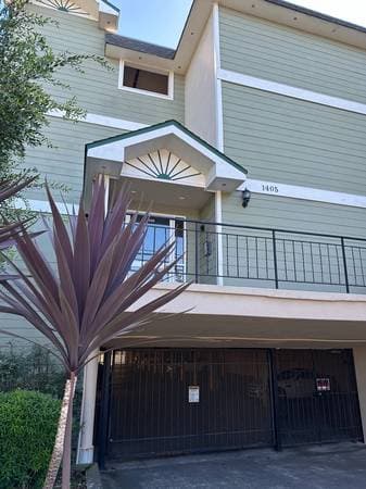 1405 Oakgrove Avenue 207 photo 1