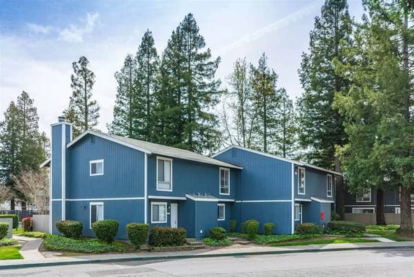 2BR/1BA Apartment on Lakeville Cir · Petaluma photo 1