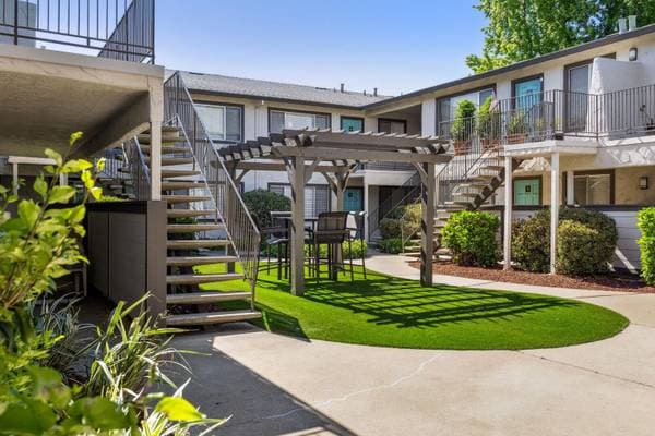 2BR/1BA Apartment on Hollis Avenue · Campbell photo 4