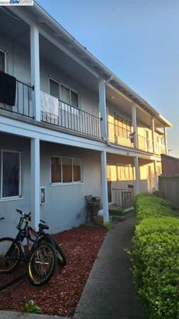 3BR/1BA Apartment · Oakland photo 2