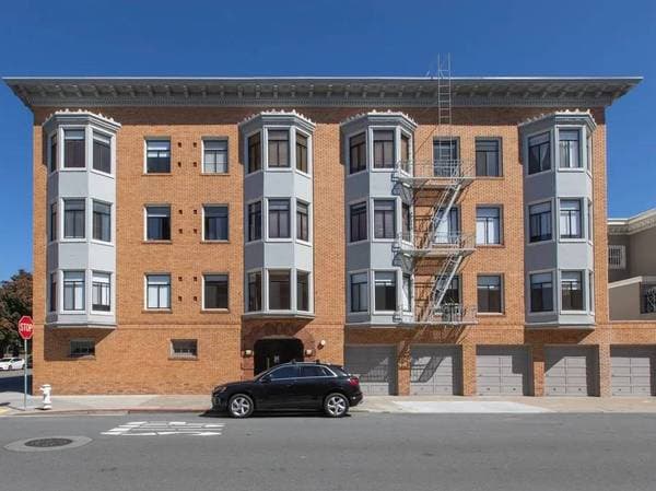 2090 Green St photo 2