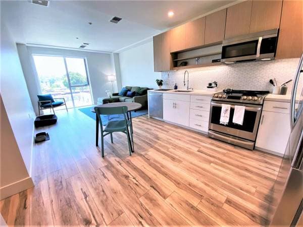 2BR/2BA Apartment on Telegraph Ave. · Oakland photo 2