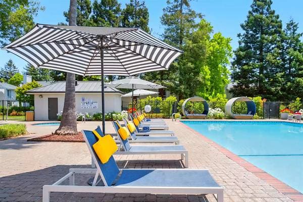 2BR/1BA Apartment on Lakeville Cir · Petaluma photo 3
