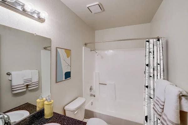 2BR/1BA Apartment on Pine Street · Martinez photo 2