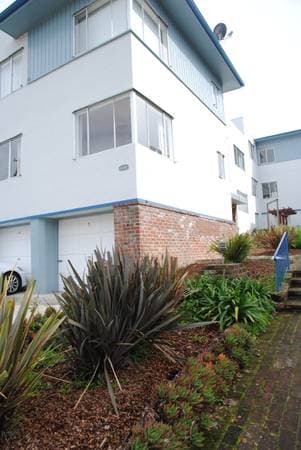 Apartments on Orange St · Oakland photo 1