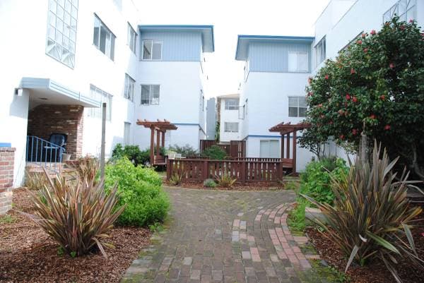 Apartments on Orange St · Oakland photo 2