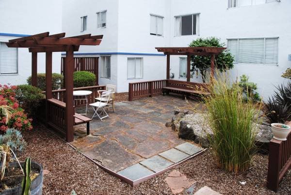Apartments on Orange St · Oakland photo 3
