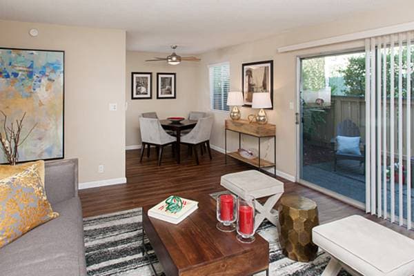 2BR/1BA Apartment on Casa Buena Dr · Corte Madera photo 2