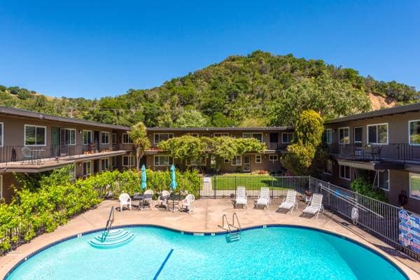 Lanai Apartments photo 2