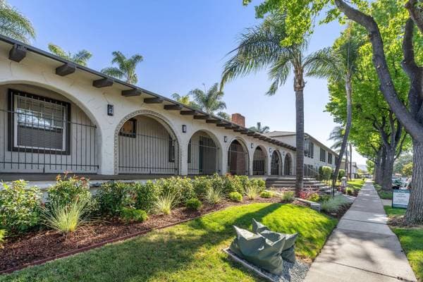 2BR/1BA Apartment on Hollis Avenue · Campbell photo 3