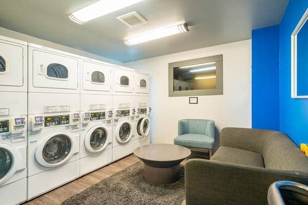 1BR/1BA Apartment on Oxford Way · Belmont photo 5