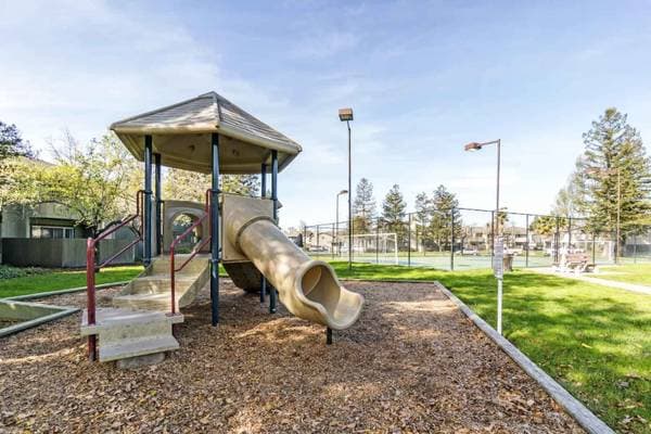 1BR/1BA Apartment on Lakeville Cir · Petaluma photo 4