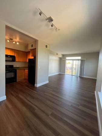 Beautiful Two Story Home In The Great Neighborhood Of Coffey Park photo 3