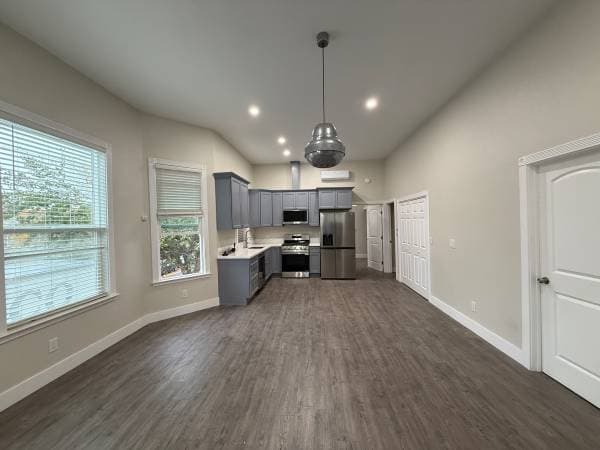 3BR/2BA Apartment · Oakland photo 4