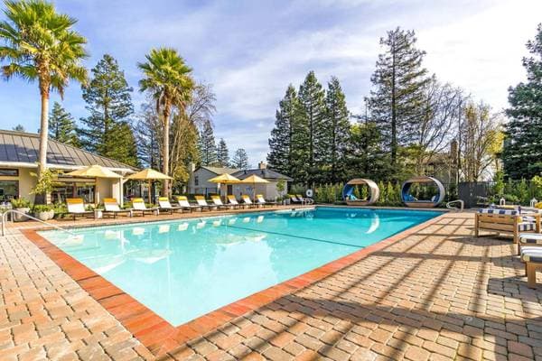 2BR/1BA Apartment on Lakeville Cir · Petaluma photo 2