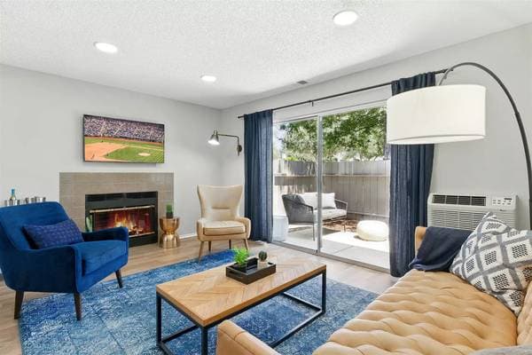 2BR/1BA Apartment on Lakeville Cir · Petaluma photo 3