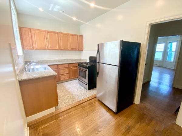 1br/1ba. Bay Windows, Laundry On-Site. Garage Parking Available photo 4