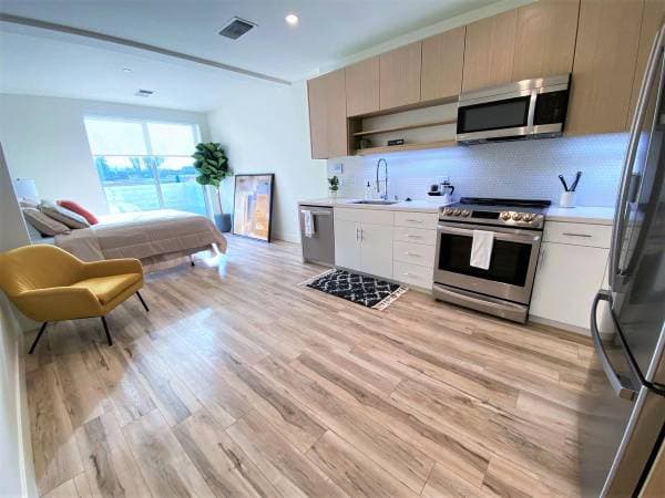 0BR/1BA Apartment on Telegraph Ave. · Oakland photo 2