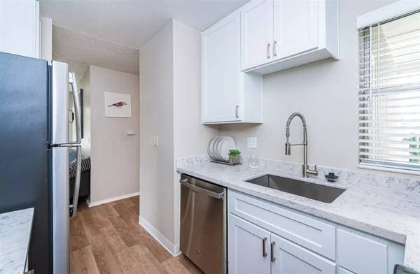 2BR/1BA Apartment on Lakeville Cir · Petaluma photo 4