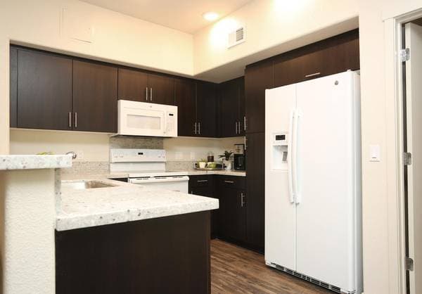 3BR/2BA Apartment on Business Center Dr. · Fairfield photo 4