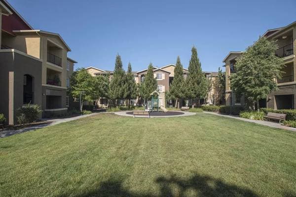 2BR/2BA Apartment on Valle Vista Ave · Vallejo photo 4