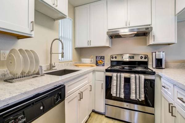 2BR/1BA Apartment on Lakeville Cir · Petaluma photo 4