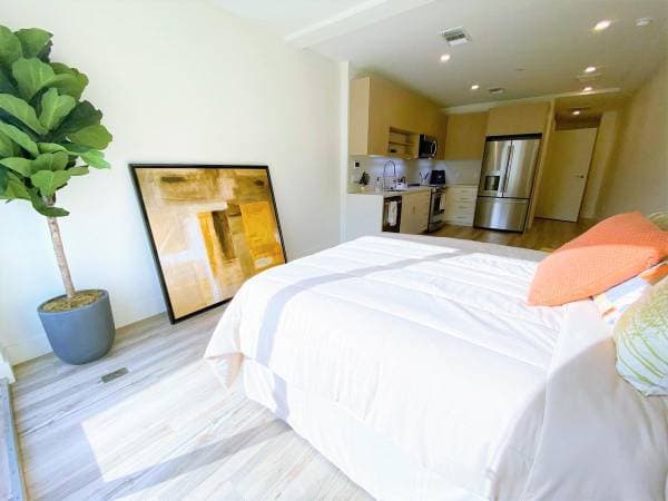 0BR/1BA Apartment on Telegraph Ave. · Oakland photo 1